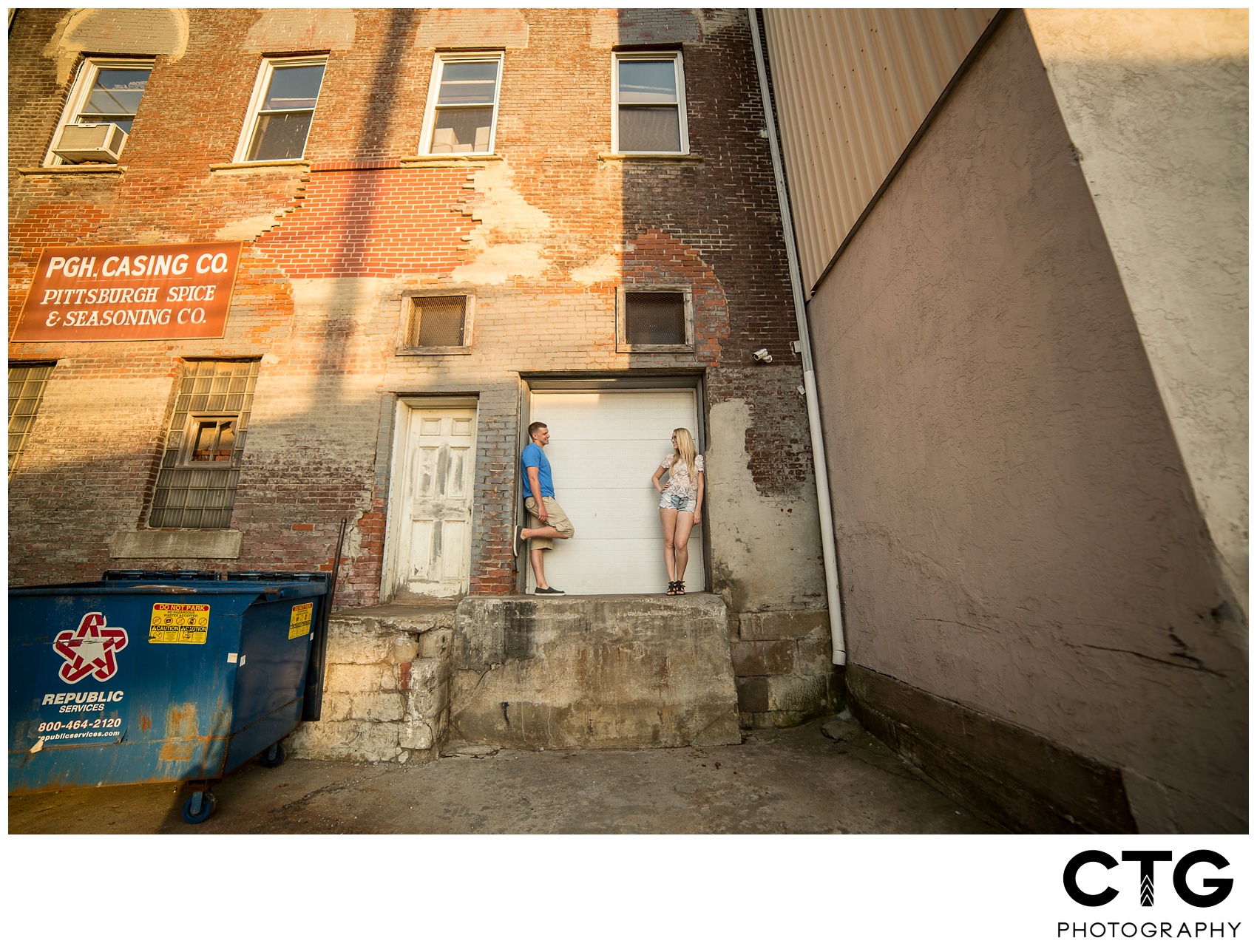 Pittsburgh-engagement-photos-in-the-strip-district_0018