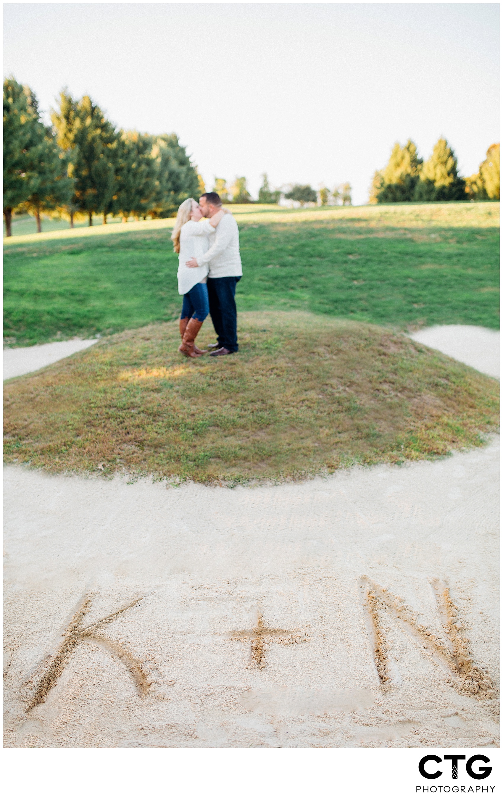 Rolling-fields-golf-course-engagement-photos_0005