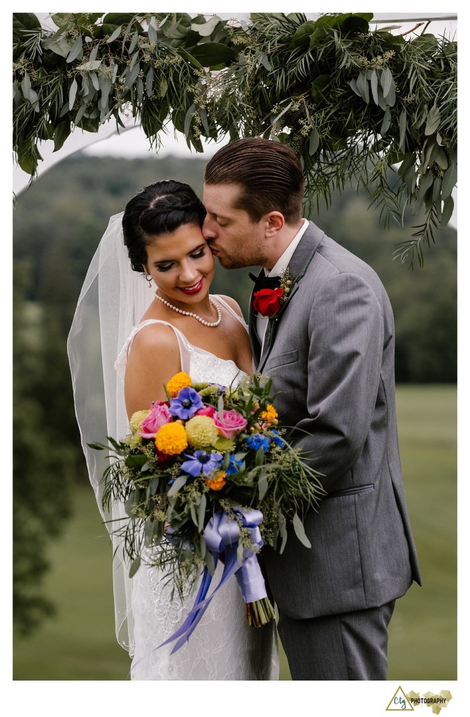 groom snuggling bride