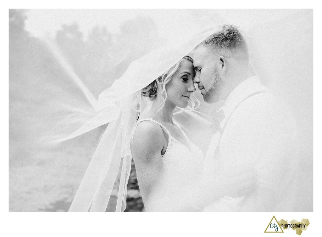 bride and groom at pittsburgh botanic garden