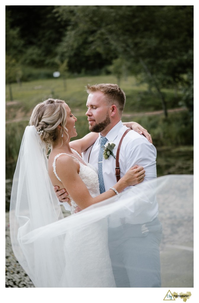 bride and groom at pittsburgh botanic garden