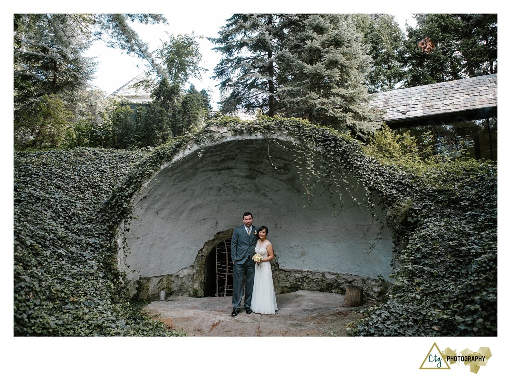 bride and groom at the hyeholde