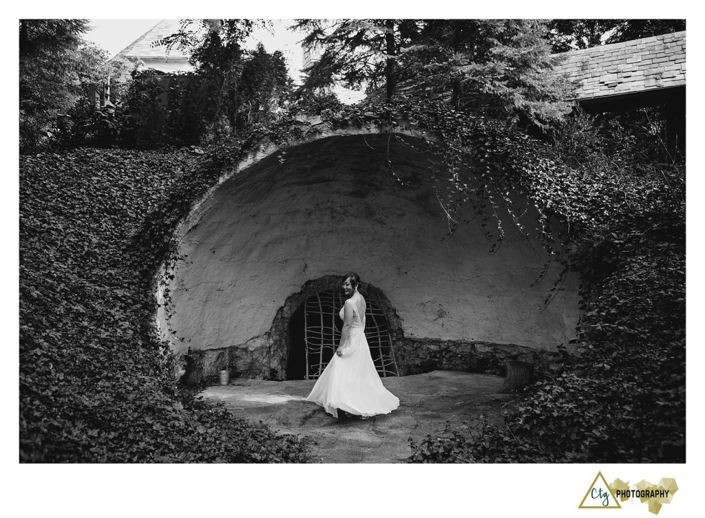 bride and groom at the hyeholde