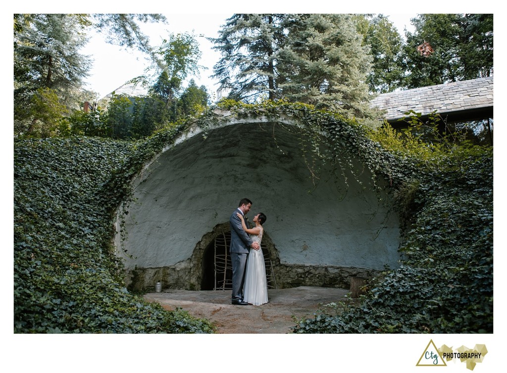 bride and groom at the hyeholde