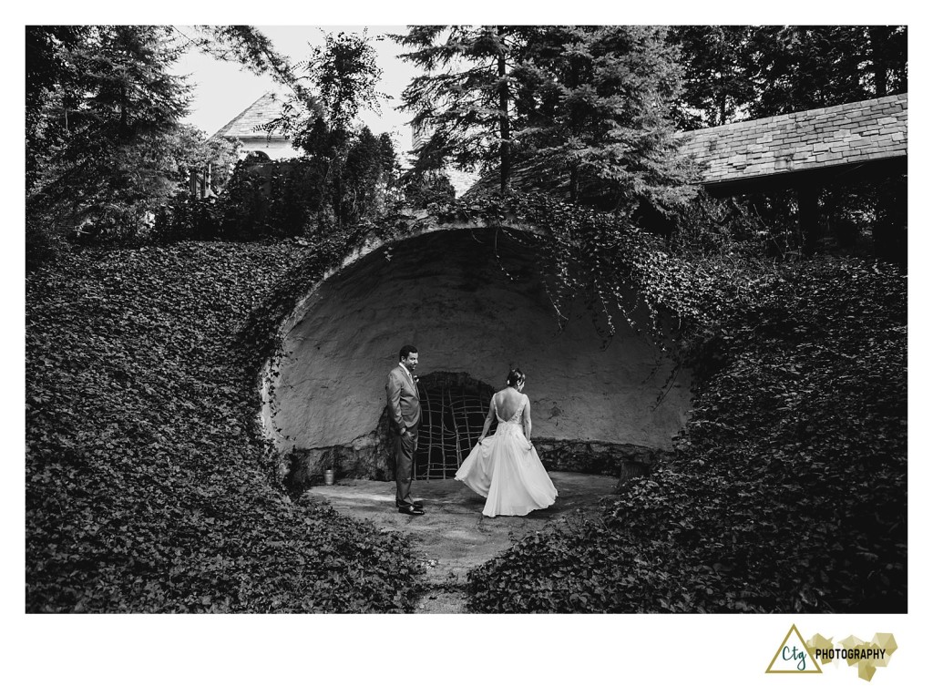 bride and groom at the hyeholde