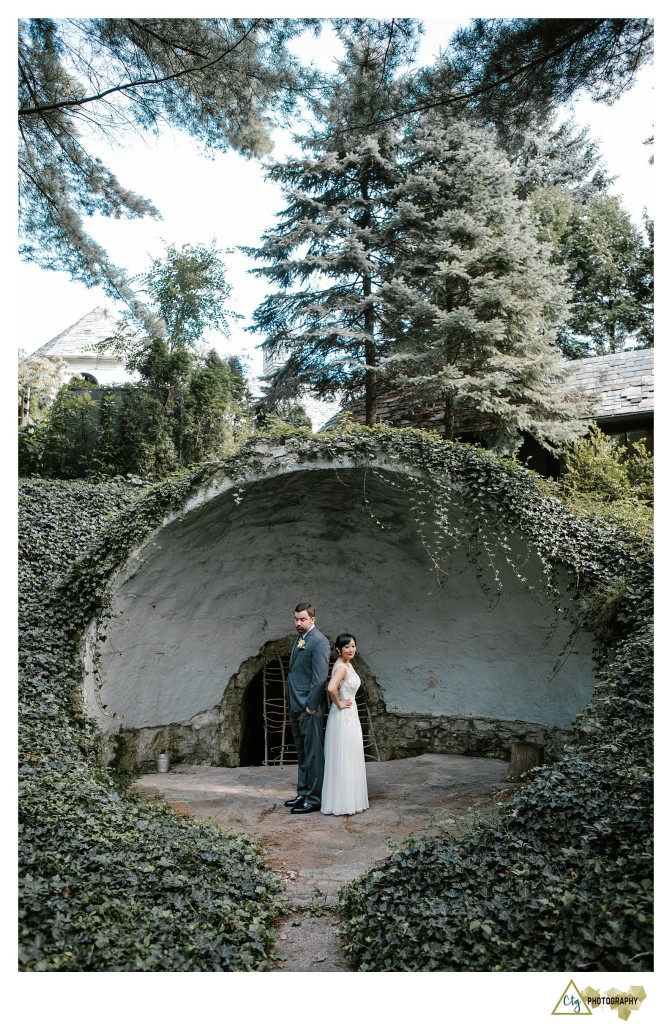 bride and groom at the hyeholde