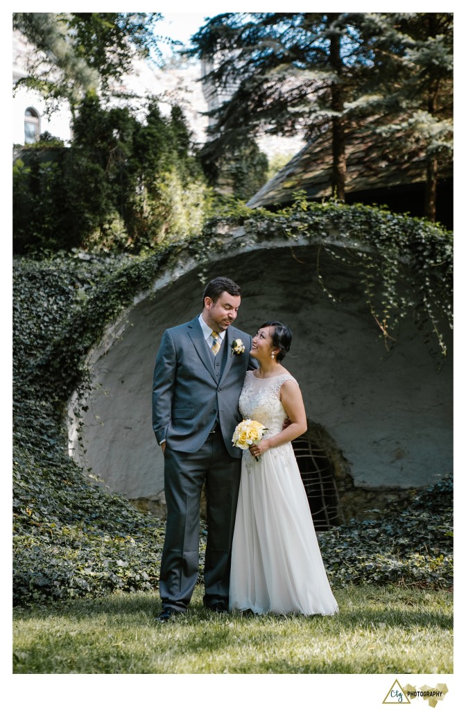 bride and groom at the hyeholde