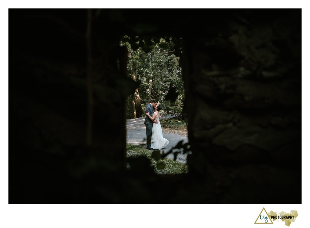 bride and groom at the hyeholde