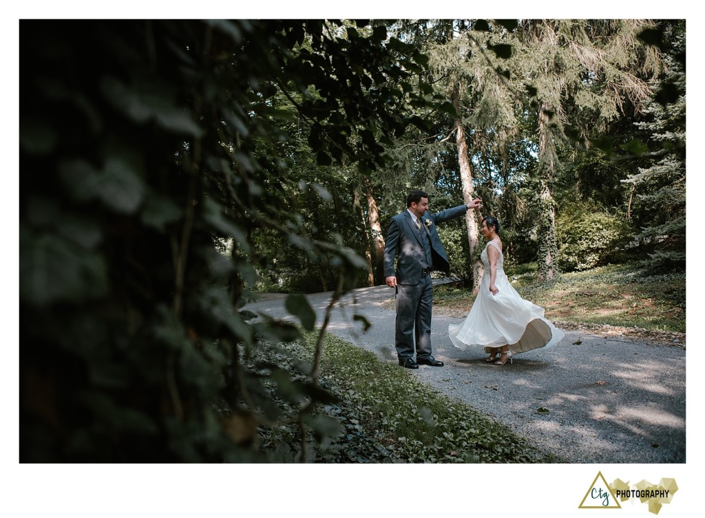 bride and groom at the hyeholde