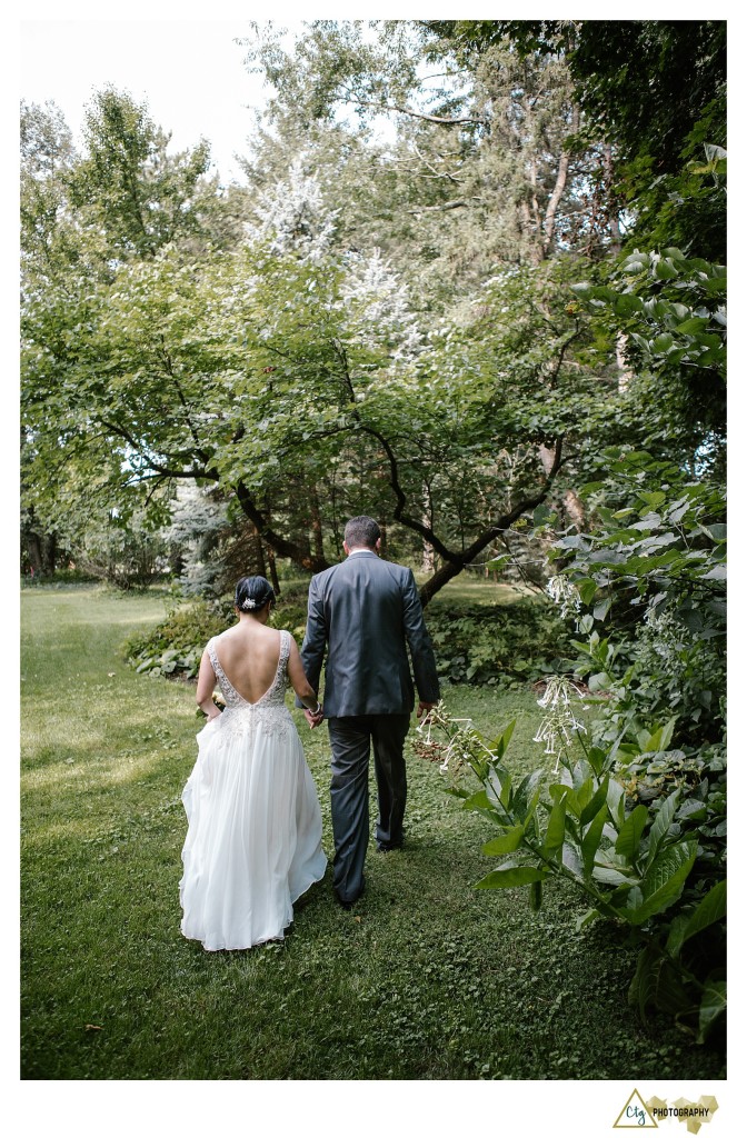 bride and groom at the hyeholde