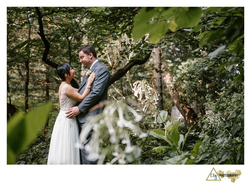 bride and groom at the hyeholde