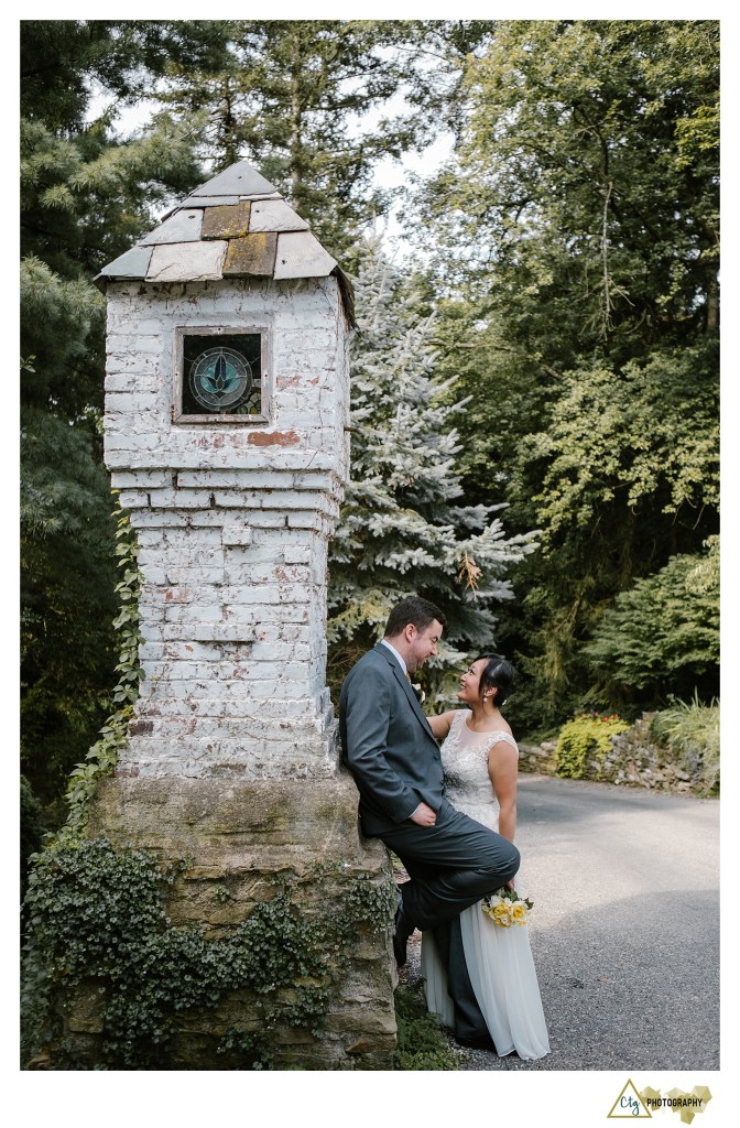 bride and groom at the hyeholde