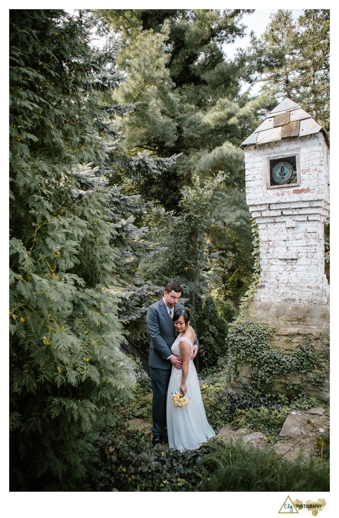 bride and groom at the hyeholde