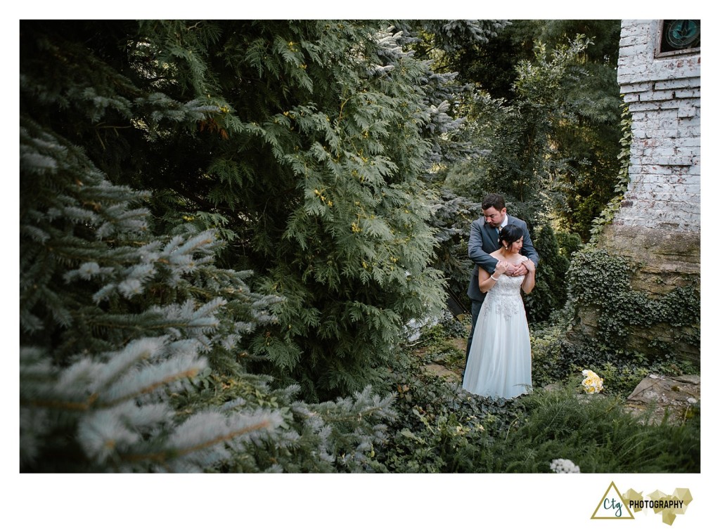 bride and groom at the hyeholde