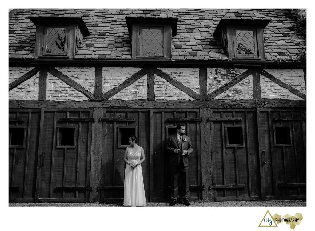 bride and groom at the hyeholde