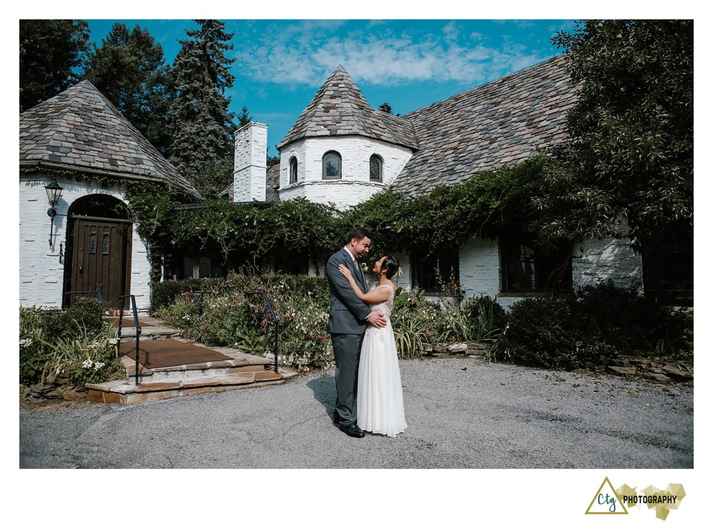 bride and groom at the hyeholde