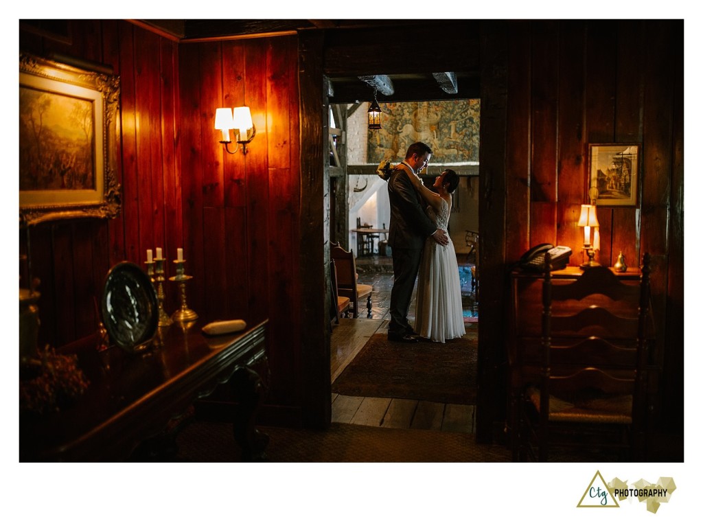 bride and groom at the hyeholde