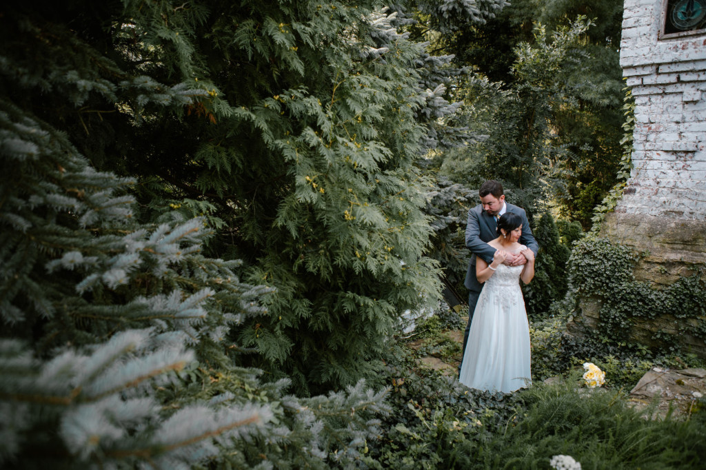 bride and groom at Hyeholde Restaurant