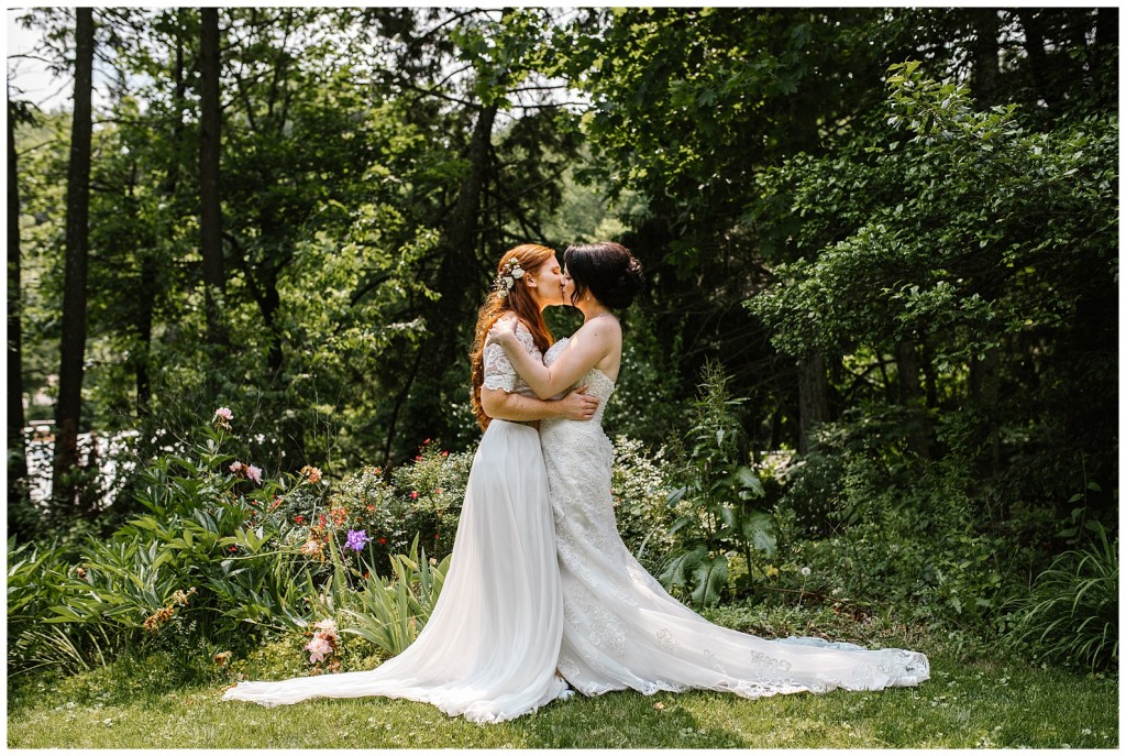 brides posing together