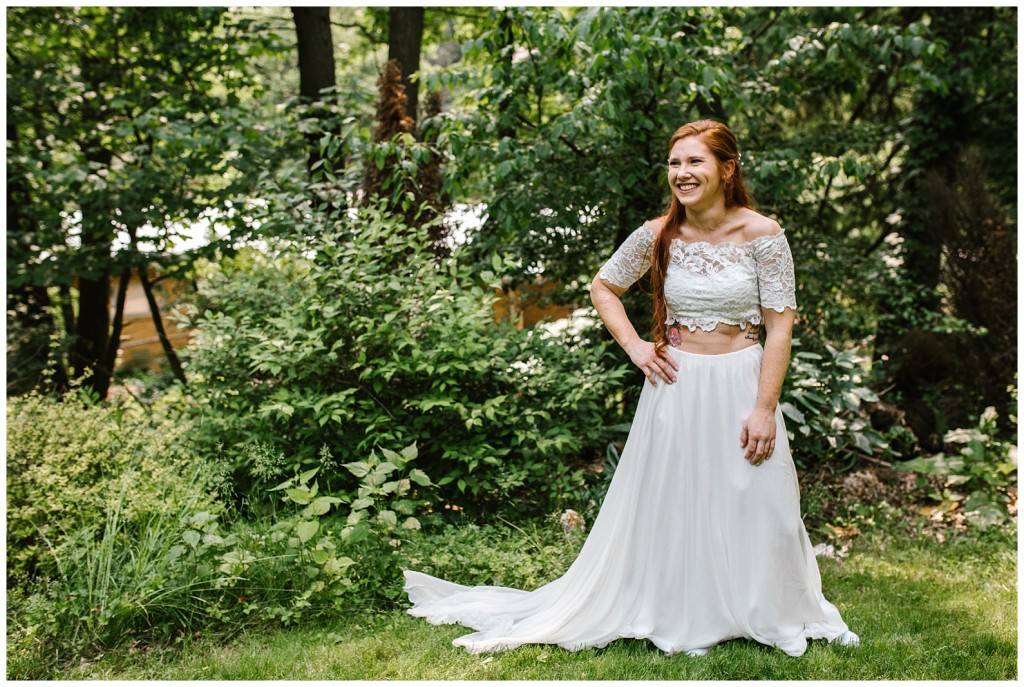 brides posing together