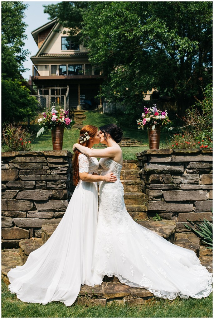 brides posing together