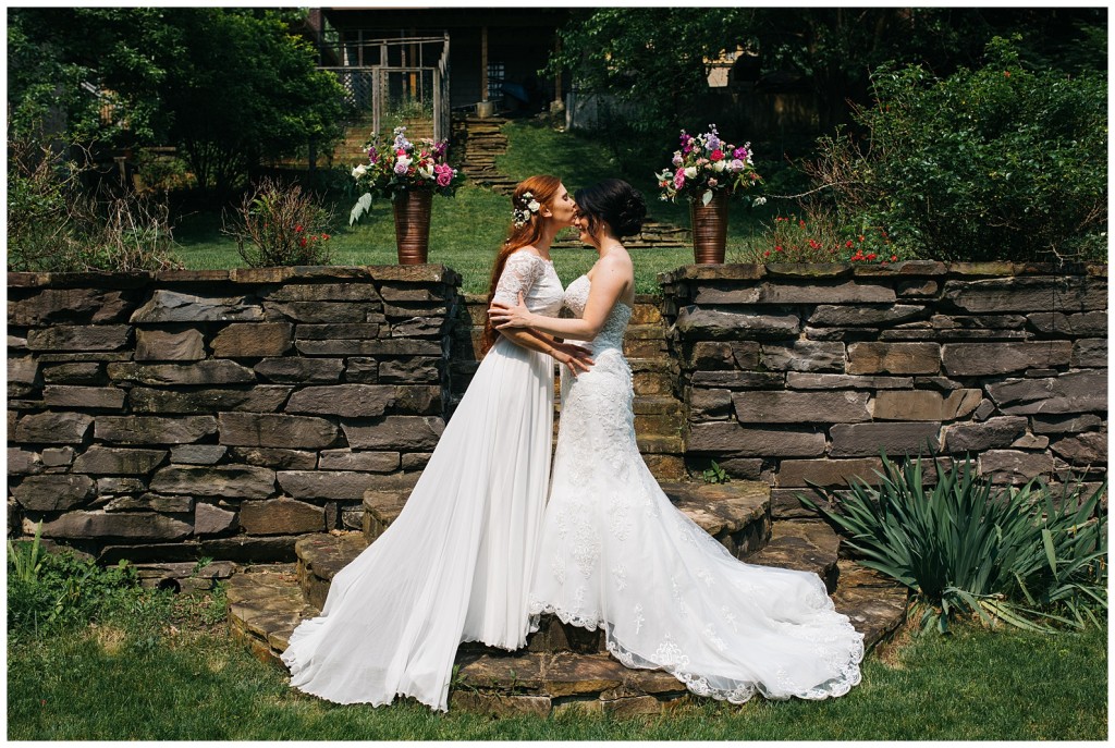 brides posing together