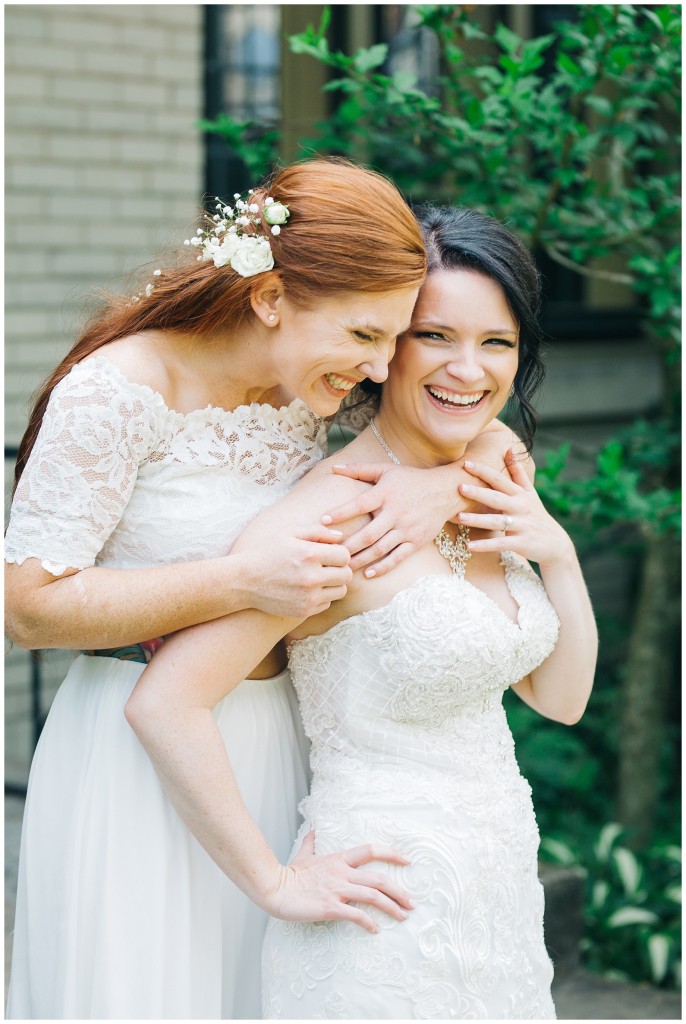 brides posing together