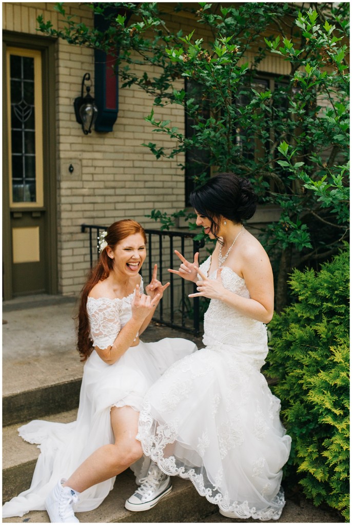 brides posing together